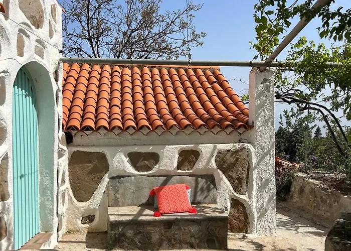 Rosas Maerchenhafte Mit Pool